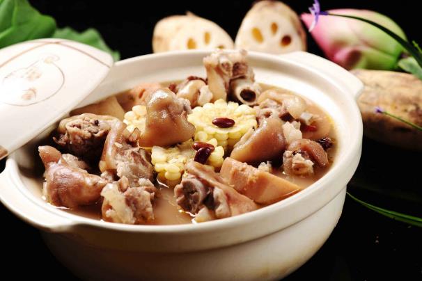 莲藕炖猪蹄(莲藕炖猪蹄汤怎么是黑色的)