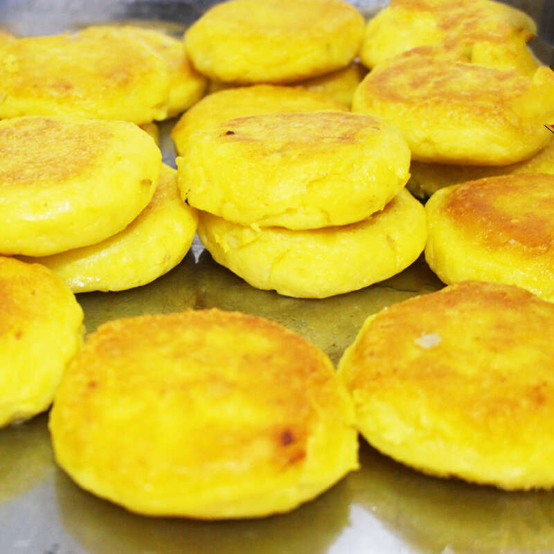 1,洋芋粑粑是贵阳街头的一种常见汉族传统小吃吃起来外焦里嫩,香脆