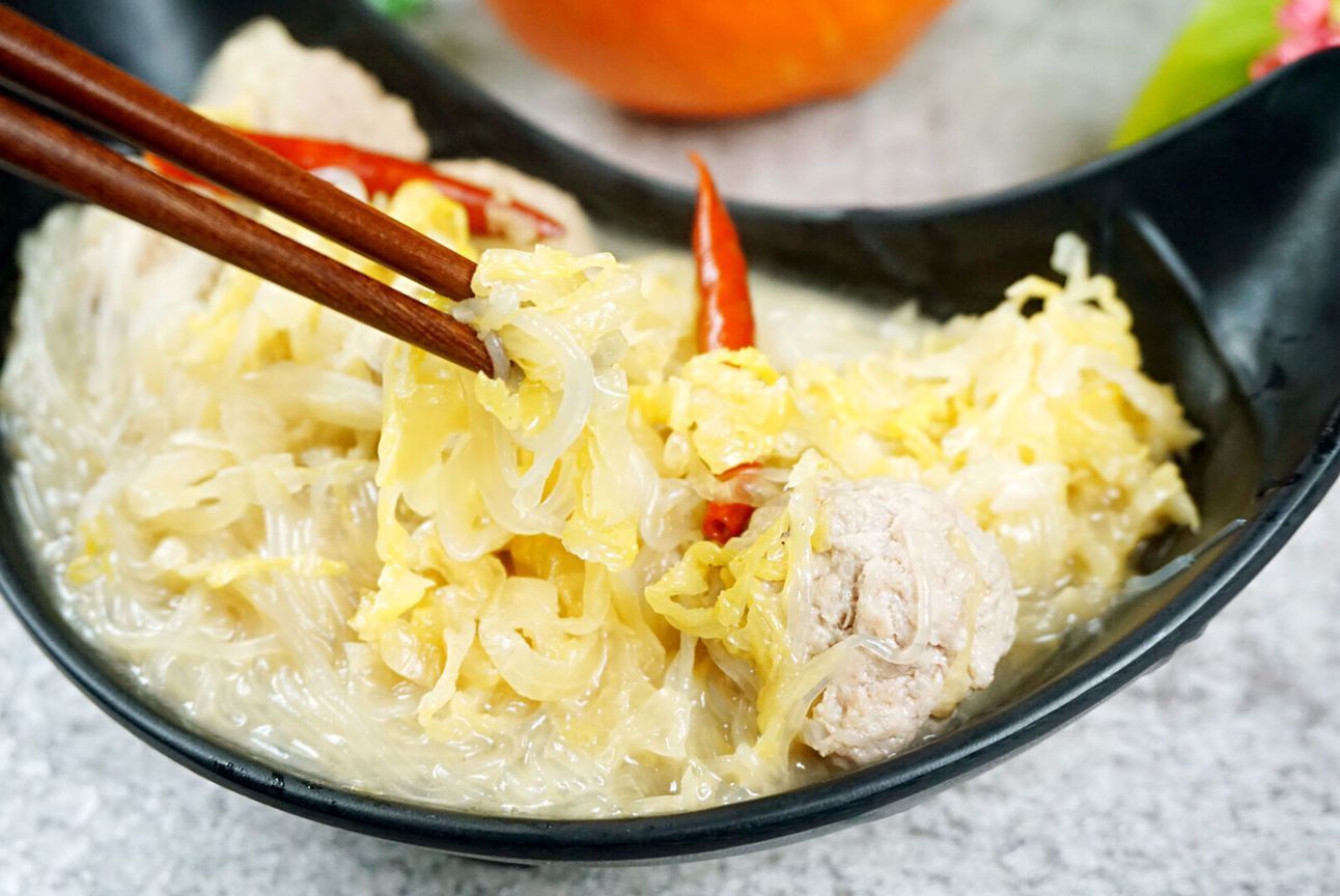 怎么炖酸菜好吃(东北酸菜的做法最正宗的做法)