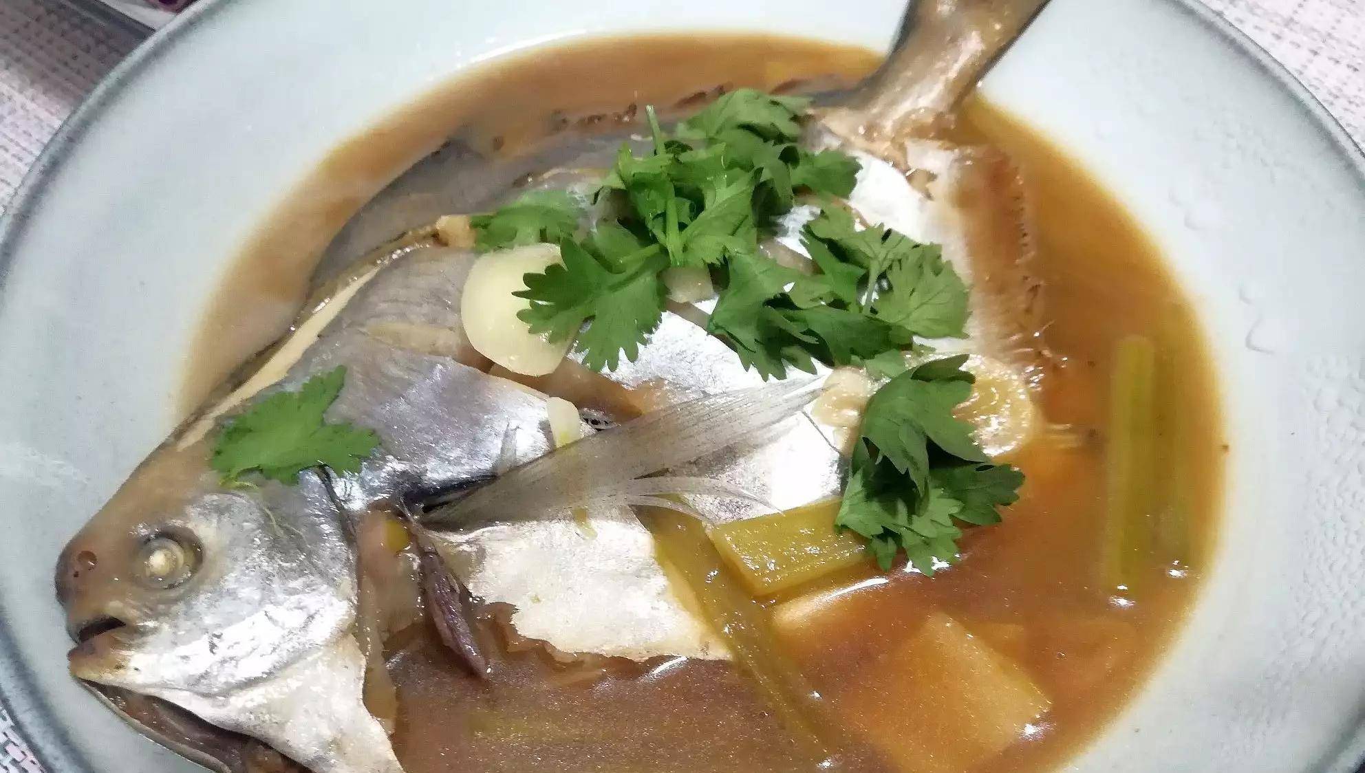 下图为 眼镜鱼 mene maculata ,俗名皮鞋刀眼眶鱼斧头鲳目镜鱼掌鞋刀