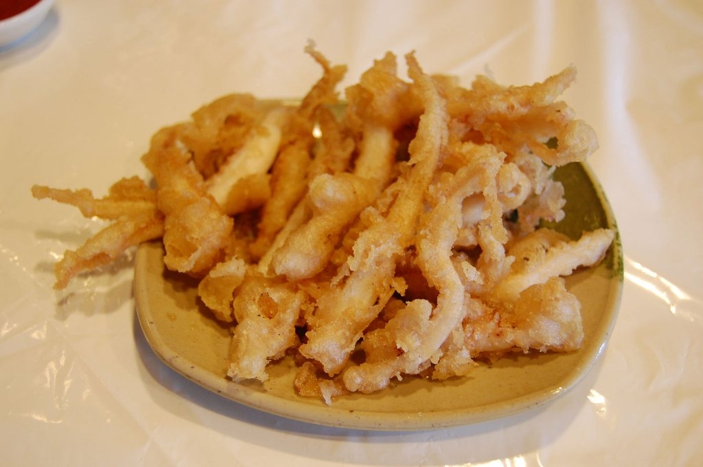 微沸,将鱿鱼须放入炸至淡黄色即捞起便成食时可跟上喼汁特点甘香酥口