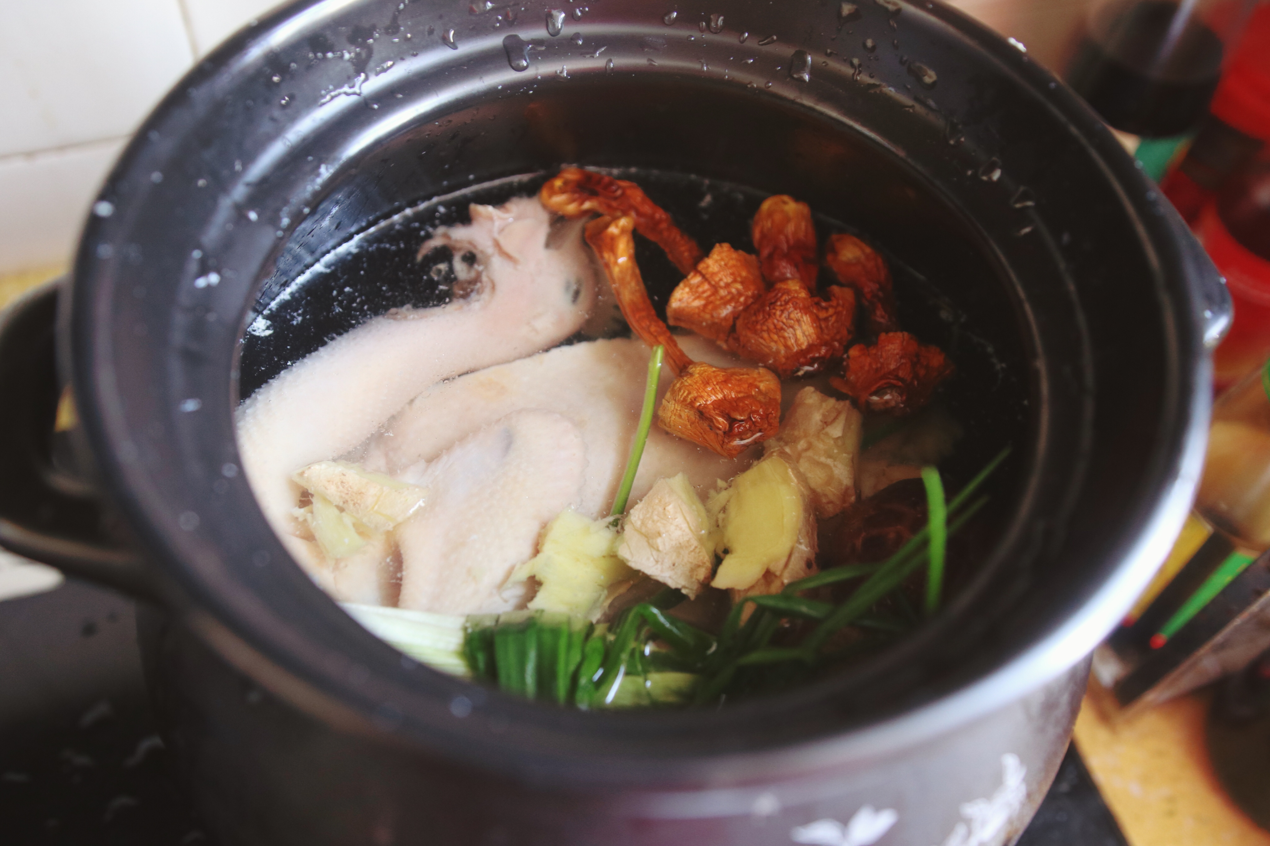 老母鸡汤怎么炖(老母鸡汤怎么炖最补气血)