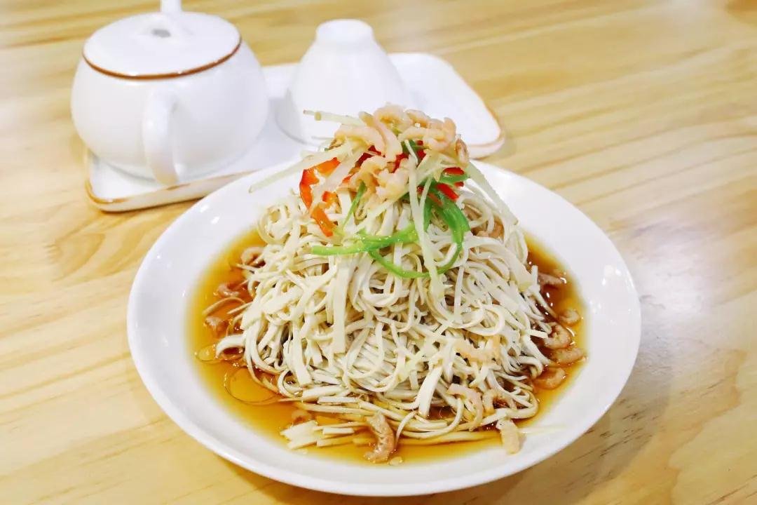 1准备材料2干丝放水中焯水备用3锅中放入少许葱末爆