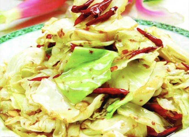 炒大头菜丝的做法步骤44锅留底油爆香姜和辣椒 炒大头菜丝的做法步骤