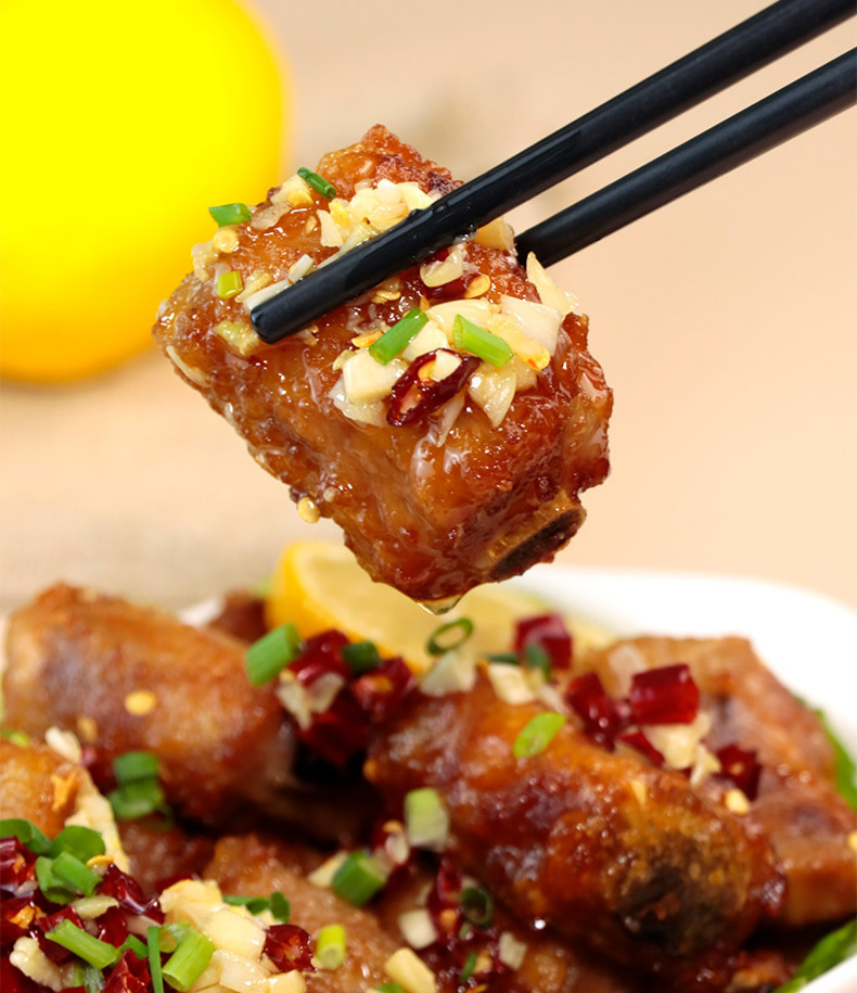 1,蒜香排骨的具体做法食材排骨,大蒜,食盐,料酒,老抽,生,抽,食用油,干