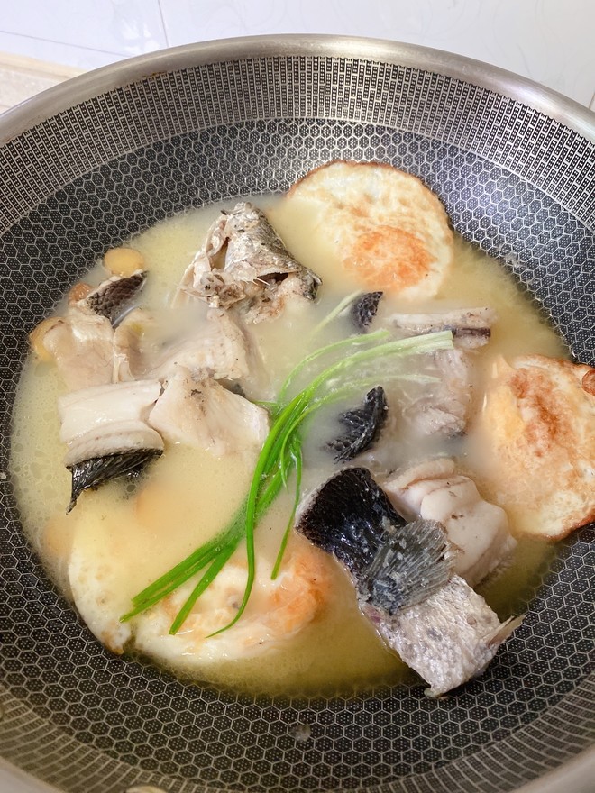 与先用姜丝,葱丝儿,咸盐腌制后稍微煎一下然后加入开水放入豆腐煮鱼汤