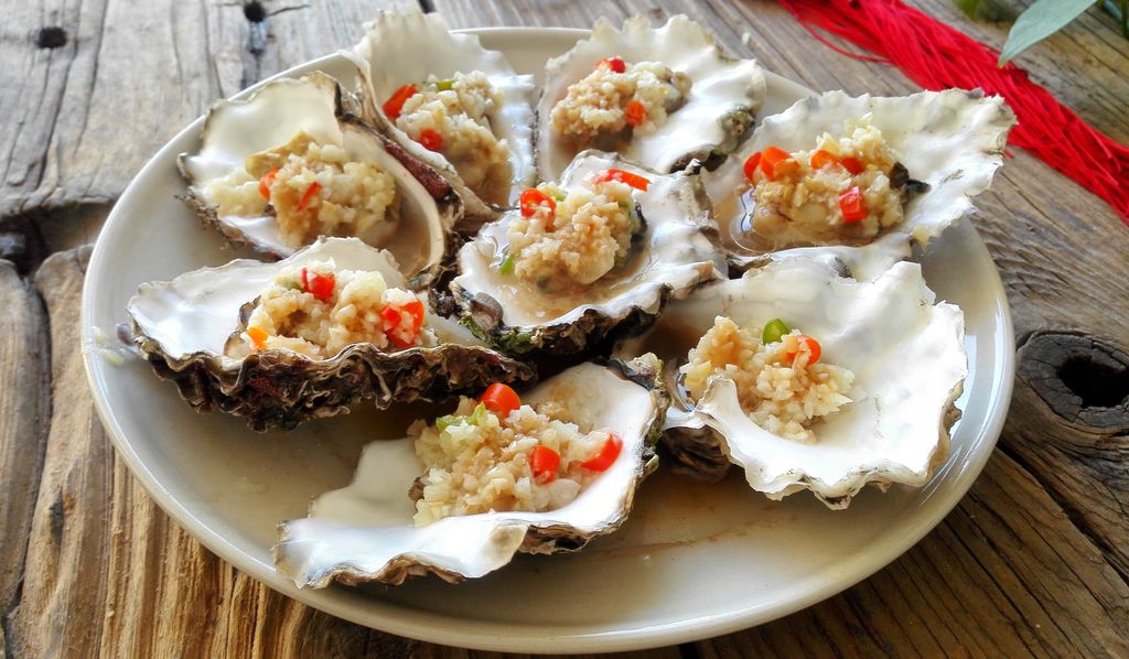 1,5每个蚝肉上淋上生抽6蒸锅中水烧开后,放入生蚝,蒸56分钟即可7取出