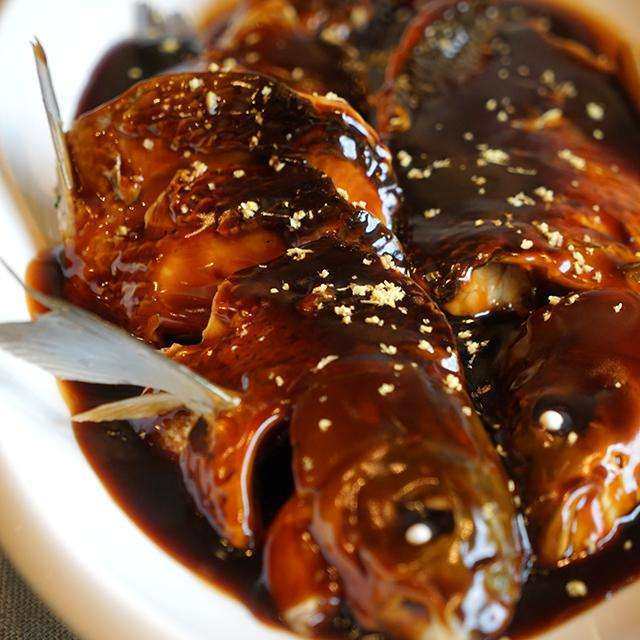 2个姜片,一条青葱,每段切5cm长 13量杯的镇江香醋 2餐勺生抽酱油 12