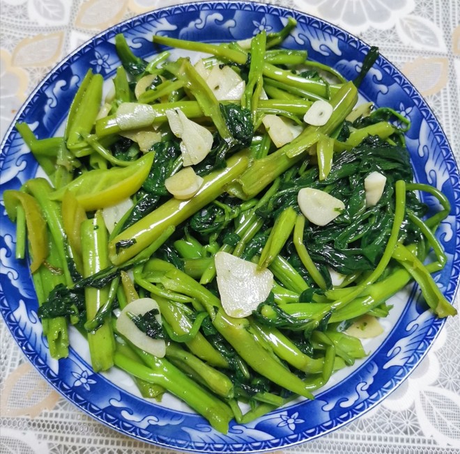 空心菜怎么炒(空心菜怎么炒不黑不变颜色)