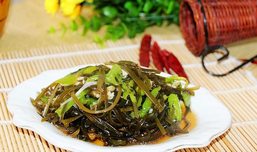 7,海带怎么做好吃  辣炒海带丝 首先我们要将我们从超市买来的海带